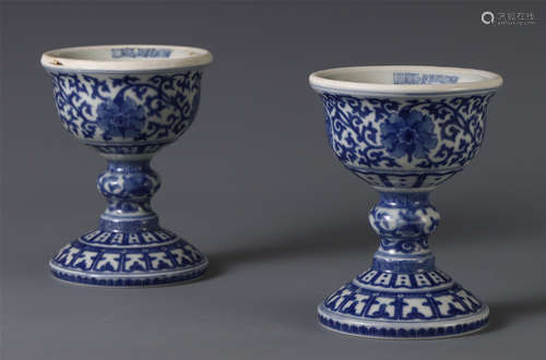 PAIR OF CHINESE PORCELAIN BLUE AND WHITE FLOWER CUP