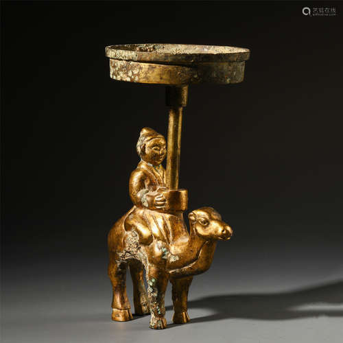 A CHINESE TRAVELLING SHAPE GILT BRONZE CANDLE HOLDER