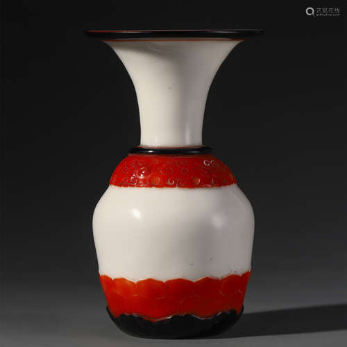 A CHINESE PEKING GLASS VASE