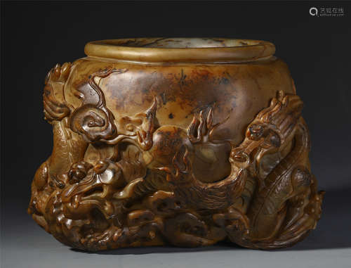 A CHINESE MOUNTED AGATE VARVED DRAGON JAR