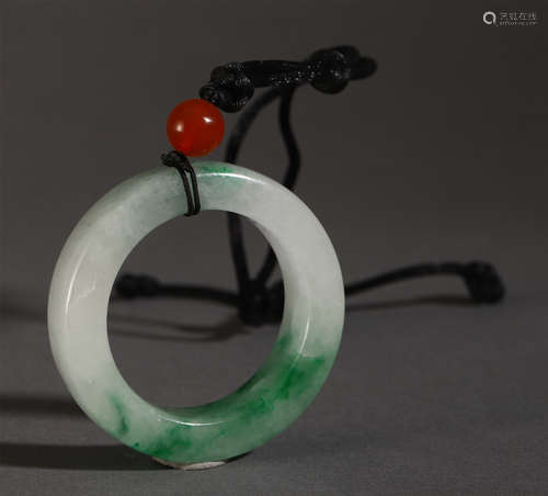 A CHINESE JADEITE RING PLAQUE PENDANT