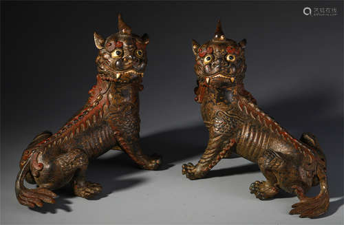 PAIR OF CHINESE BEAST SHAPE BRONZE TABLE ITEM