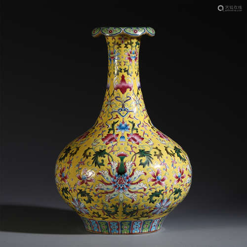 A CHINESE YELLOW AND GLAZE ENAMEL FLOWER PORCELAIN VASE