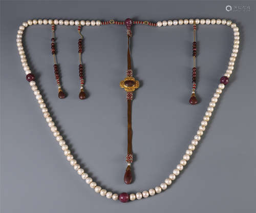 A STRING CHINESE PEARL COURT NECKLACE