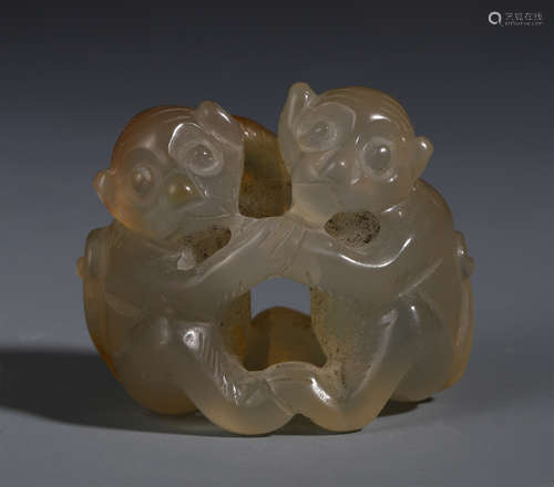 A CHINESE MOUNTED AGATE BEAST TABLE ITEM