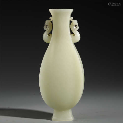 A CHINESE JADE DOUBLE PHOENIX HEAD HANDLE VASE