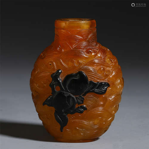 A CHINESE MOUNTED AGATE SNUFF BOTTLE