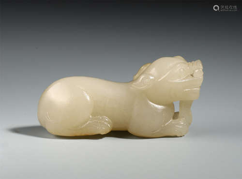 A CHINESE ANCIENT JADE CARVED BEAST SHAPE TABLE ITEM