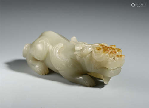 A CHINESE JADE CARVED SMALL LIONTABLE ITEM