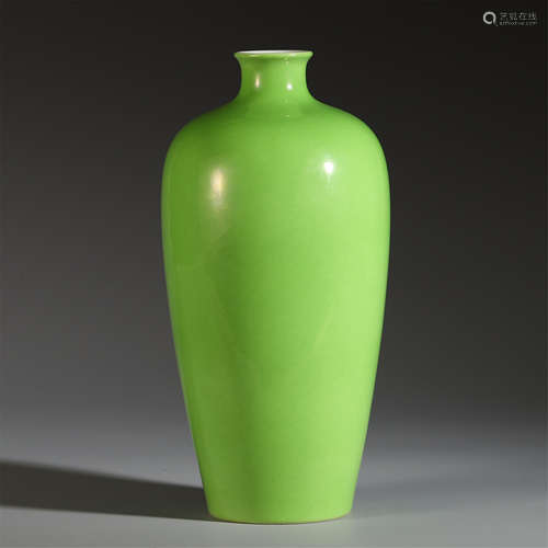 A CHINESE PORCELAIN GREEN AND GLAZE MEIPING VASE