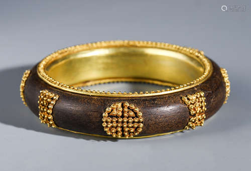 A CHINESE AGALWOOD INLAID GOLD BRACELET