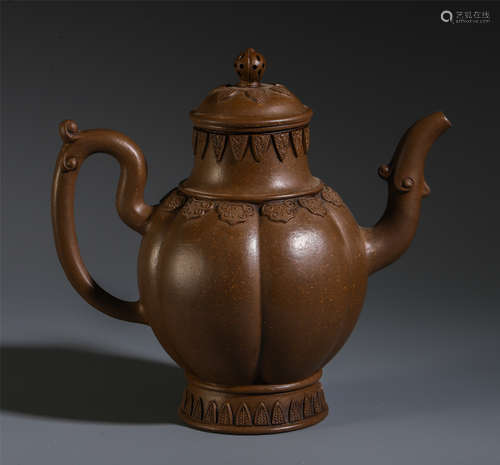 A CHINESE ZISHA CLAY TEA POT