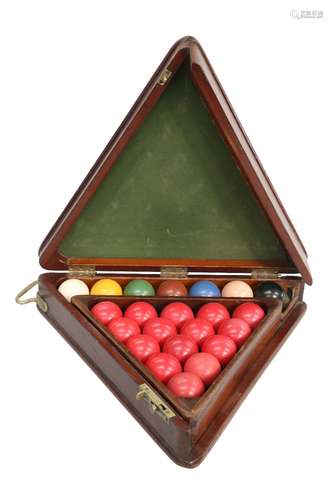 A VINTAGE SNOOKER CARRYING CASE