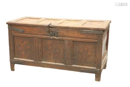 A LATE 17TH CENTURY OAK COFFER