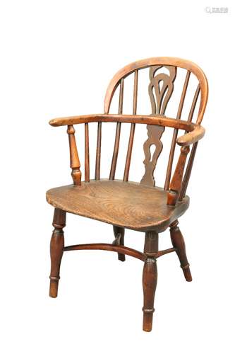 AN EARLY 19TH CENTURY CHILD'S YEW WOOD WINDSOR CHAIR