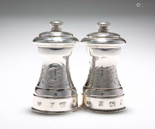 A PAIR OF SILVER PEPPER GRINDERS, ROBERTS & BELK, LONDON 1979