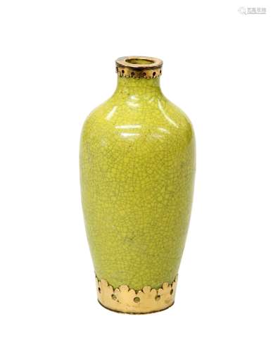 A CHINESE YELLOW-GROUND PORCELAIN SNUFF BOTTLE