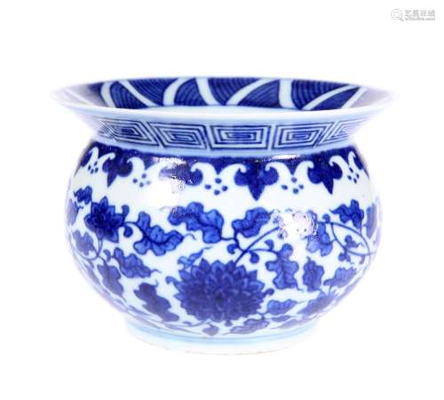 A CHINESE MING STYLE BLUE AND WHITE PORCELAIN VASE