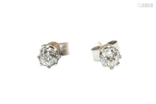 A PAIR OF DIAMOND STUD EARRINGS