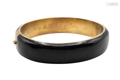 A BLACK ENAMEL MOURNING BANGLE, CIRCA 1881