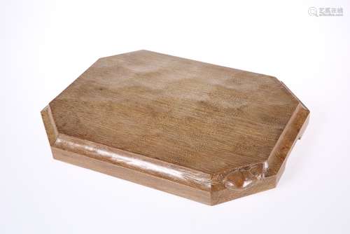 A SUBSTANTIAL MOUSEMAN OAK CHOPPING BOARD