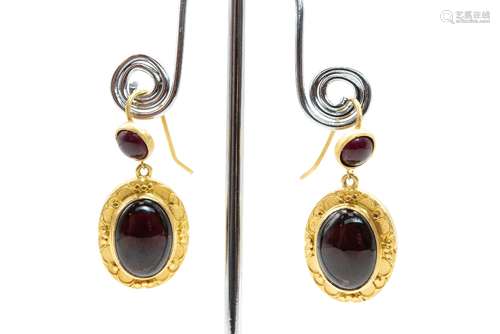 A PAIR OF GARNET EARRINGS