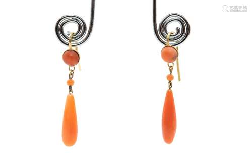 A PAIR OF CORAL PENDENT EARRINGS