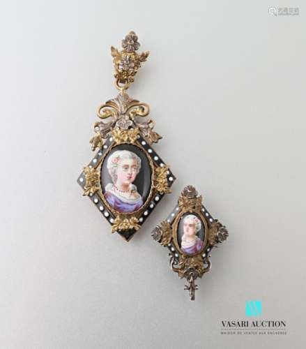 Pendant opening medallion in gilt and silver plate…