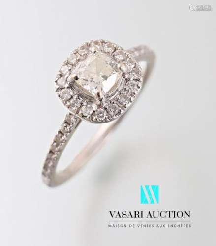 White gold ring set with a cushion cut diamond of …