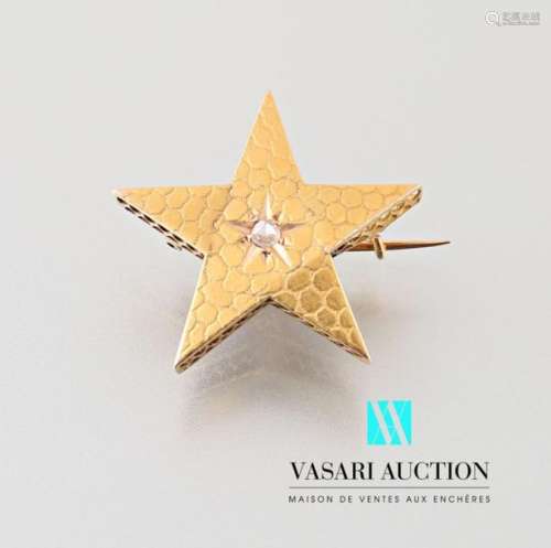 750 thousandths gold star shaped brooch, the cente…