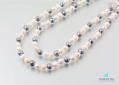 Long necklace of white and black freshwater pearls…