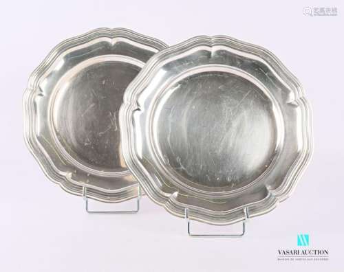 Pair of round silver plated lettuce dishes, the ri…