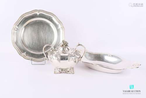 Set in silver plated metal comprising a round dish…