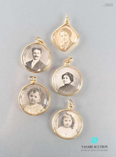 Four round photo pendants in 750 thousandths gold,…