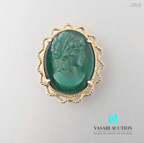 Gilded metal brooch decorated with a cameo on gree…