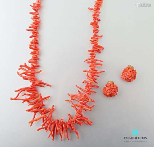 Necklace made of red coral branches, a pair of gol…