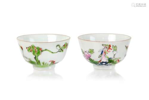 PAIR QING DYN FAMILLE ROSE TEA CUPS