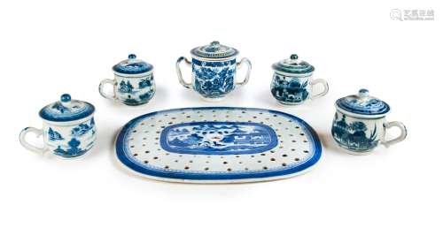 A SET OF CHINESE BLUE AND WHITE TEA SERVICE