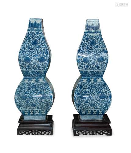 PAIR OF BLUE AND WHITE SQUARE DOUBLE GOURD VASE
