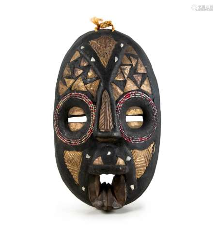 CARVED WOOD AFRICAN MASK