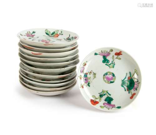 SET OF TWELVE DISH WITH PEACH DECORATION