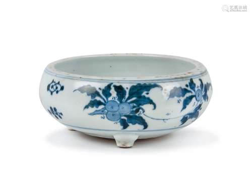 CHINESE BLUE AND WHITE PORCELAIN CENSER