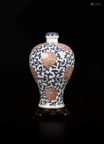 A CHINESE PORCELAIN VASE