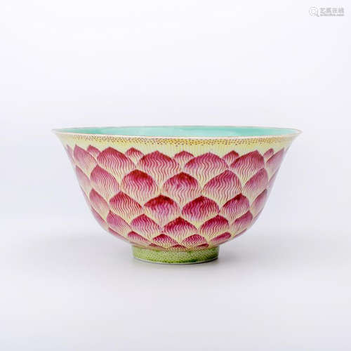 A FAMILLE ROSE PORCELAIN BOWL 