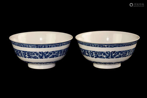 A PAIR OF BLE AND WHITE DRAGON BOWLS