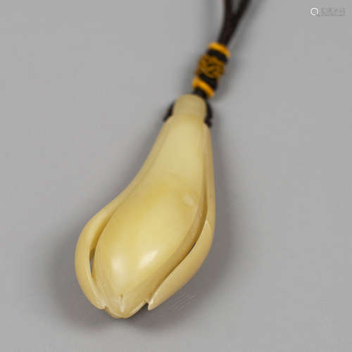 A SHOUSHAN STONE PENDANT