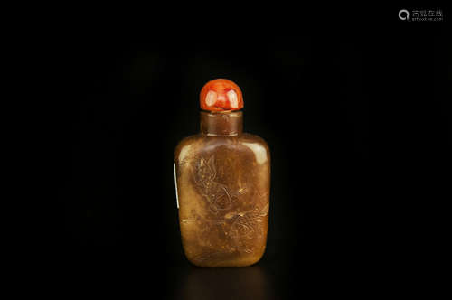 AN AMBER SNUFF BOTTLE