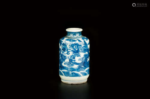 A BLUE AND WHITE DRAGON PATTERN SNUFF BOTTLE