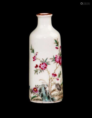 A 'GU YUE XUAN' MARK ENAMEL FLOWERS PATTERN SNUFF BOTTLE