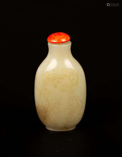 A WHITE JADE SNUFF BOTTLE